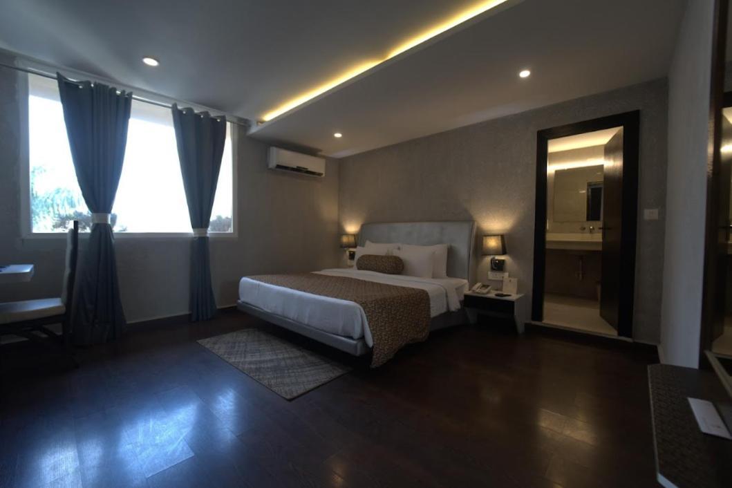 Hotel JSR Continental Dehradun Exterior foto